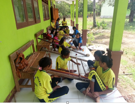 Menenun Kain Tradisional